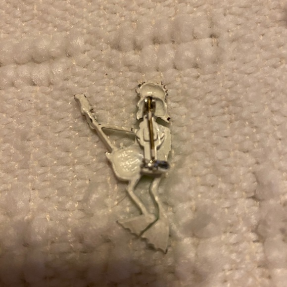 ⚫️ Frog playing guitar pin - Picture 3 of 4